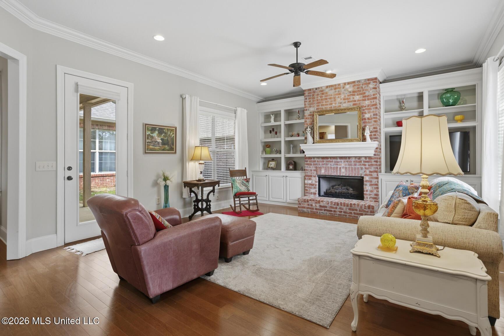 Image 3: 118 Hampton Chase-3