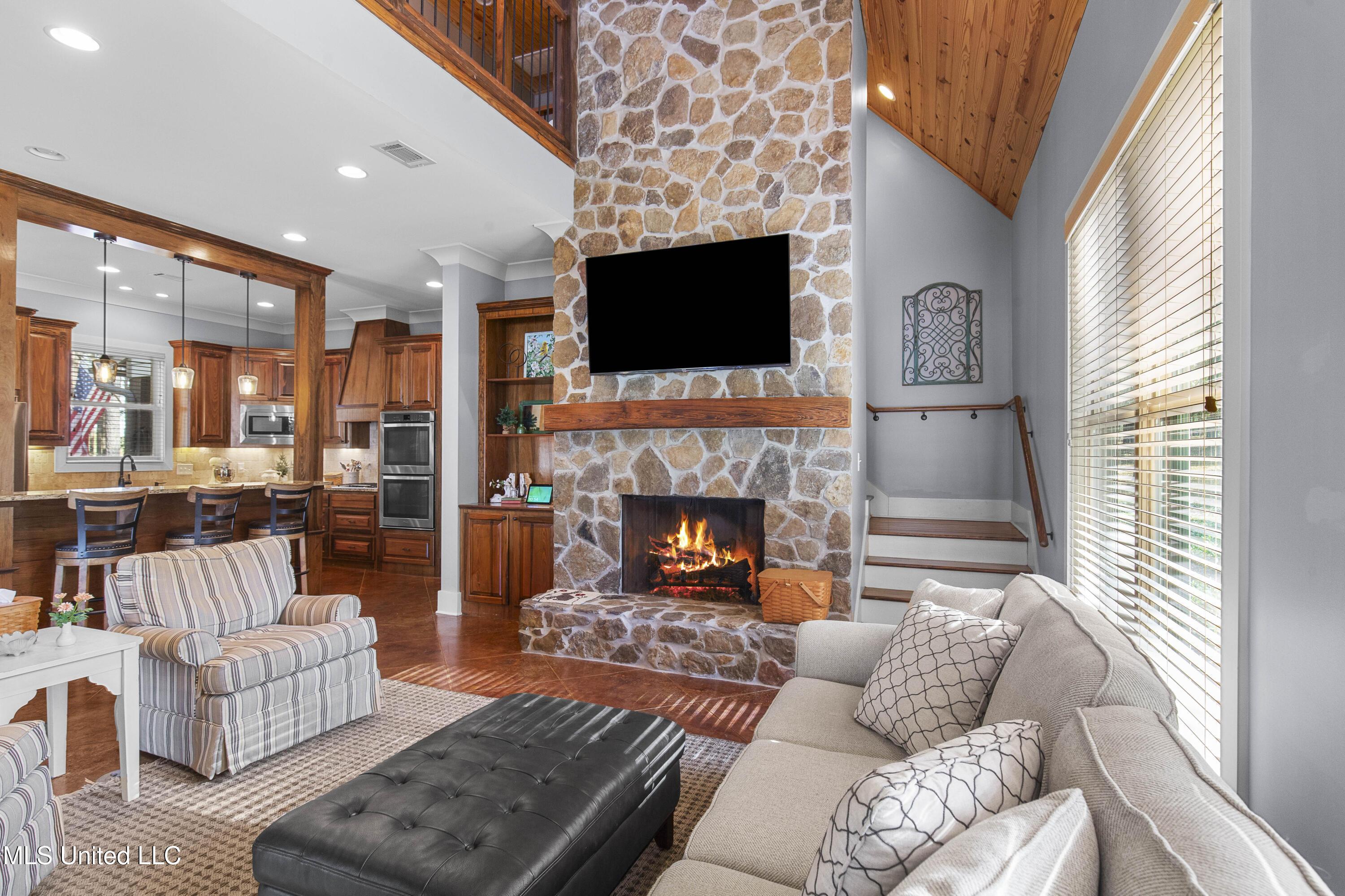 Image 4: 101 Lake Shore-42