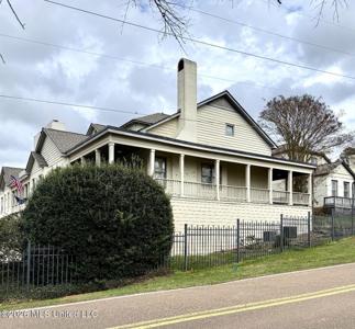 107 Lakepointe Drive