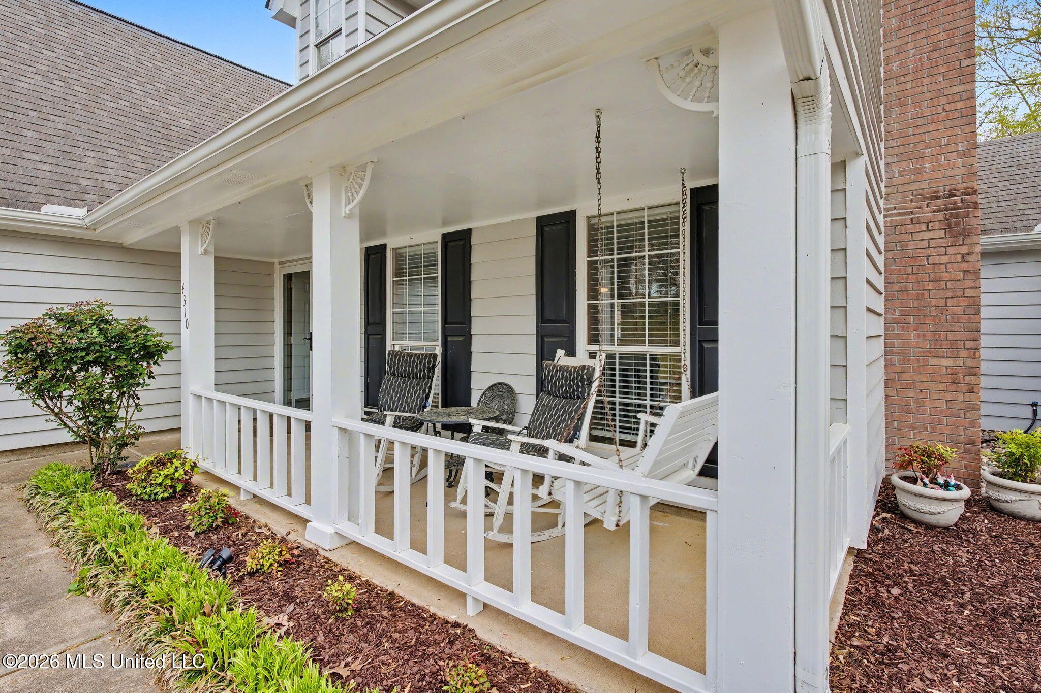 Image 4: Front porch!