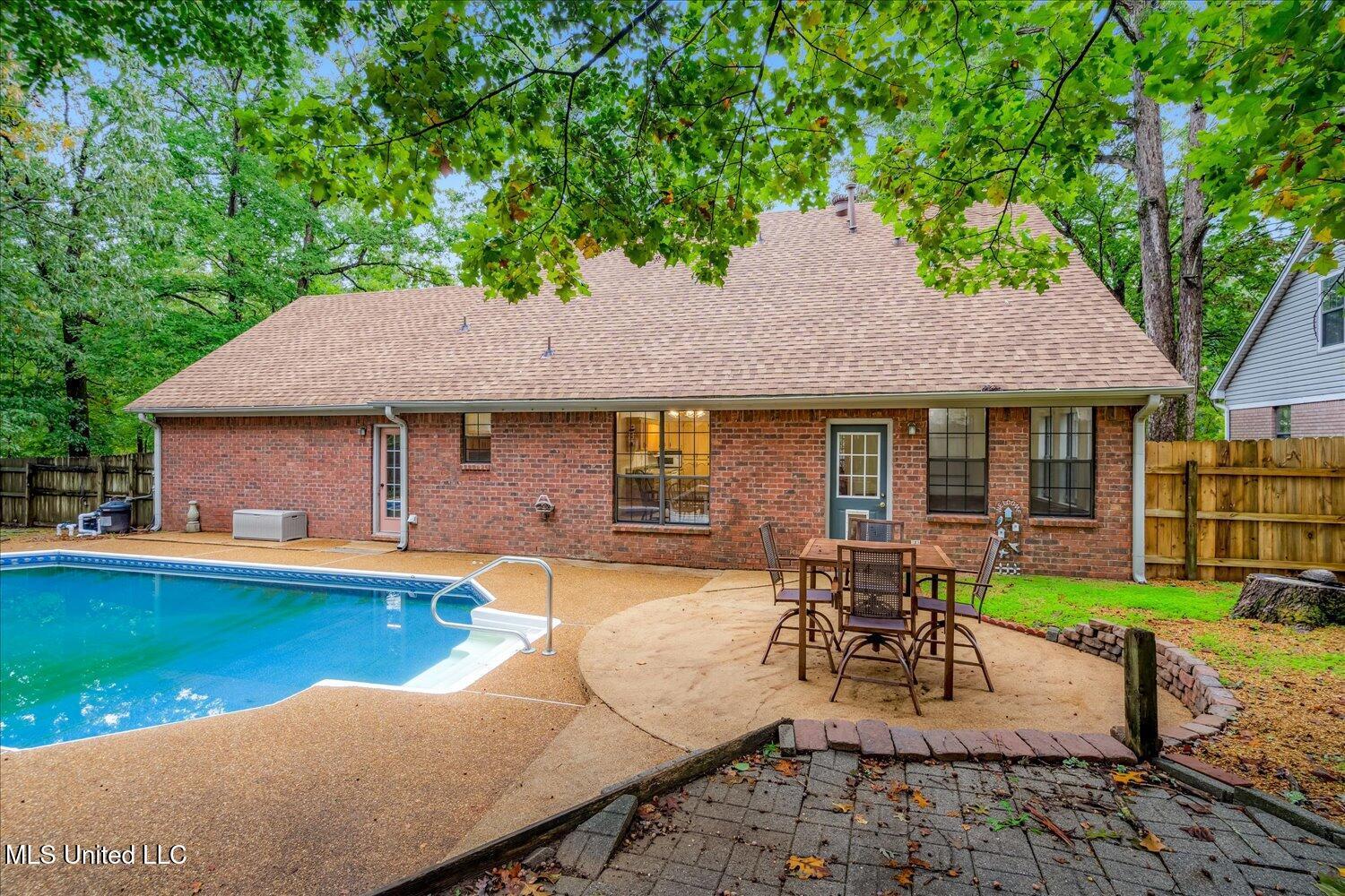 Image 2: 29-29-2627691mi-4040 Windermere Dr