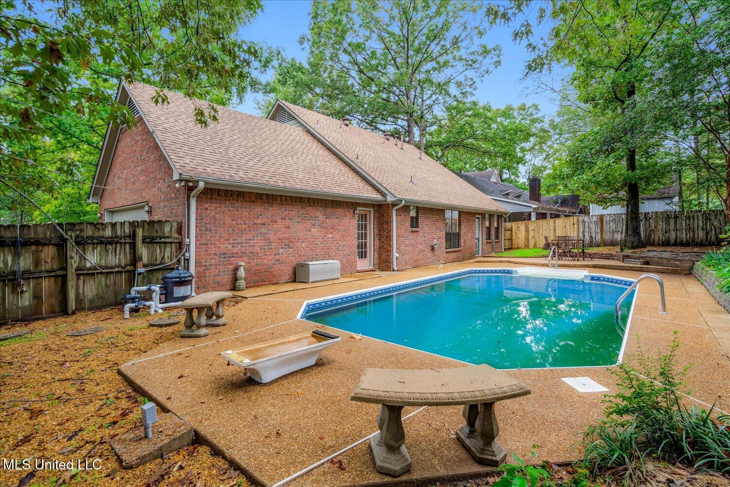 Image 3: 30-30-2627691mi-4040 Windermere Dr