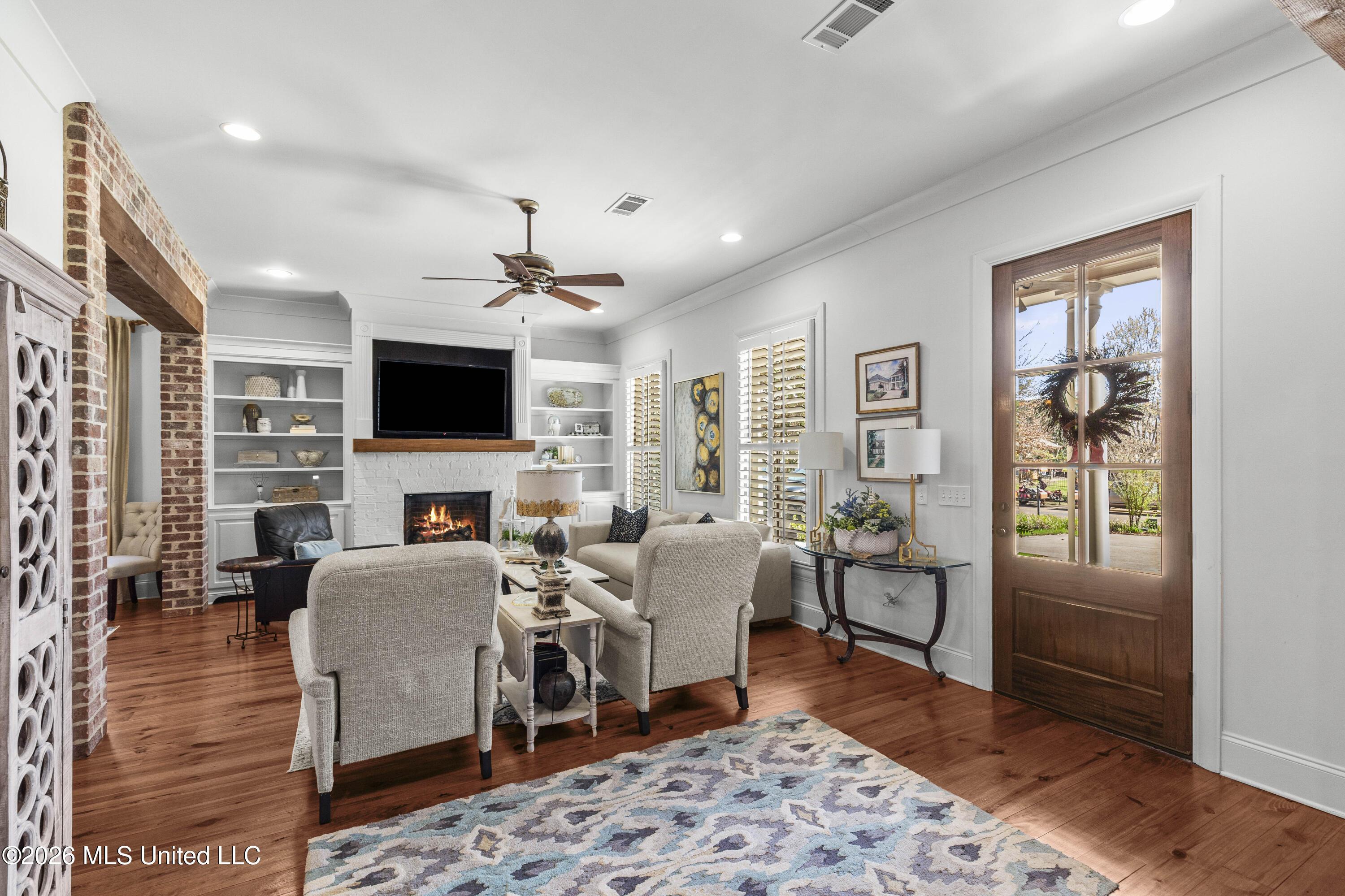Image 3: 124 Lake Village-10
