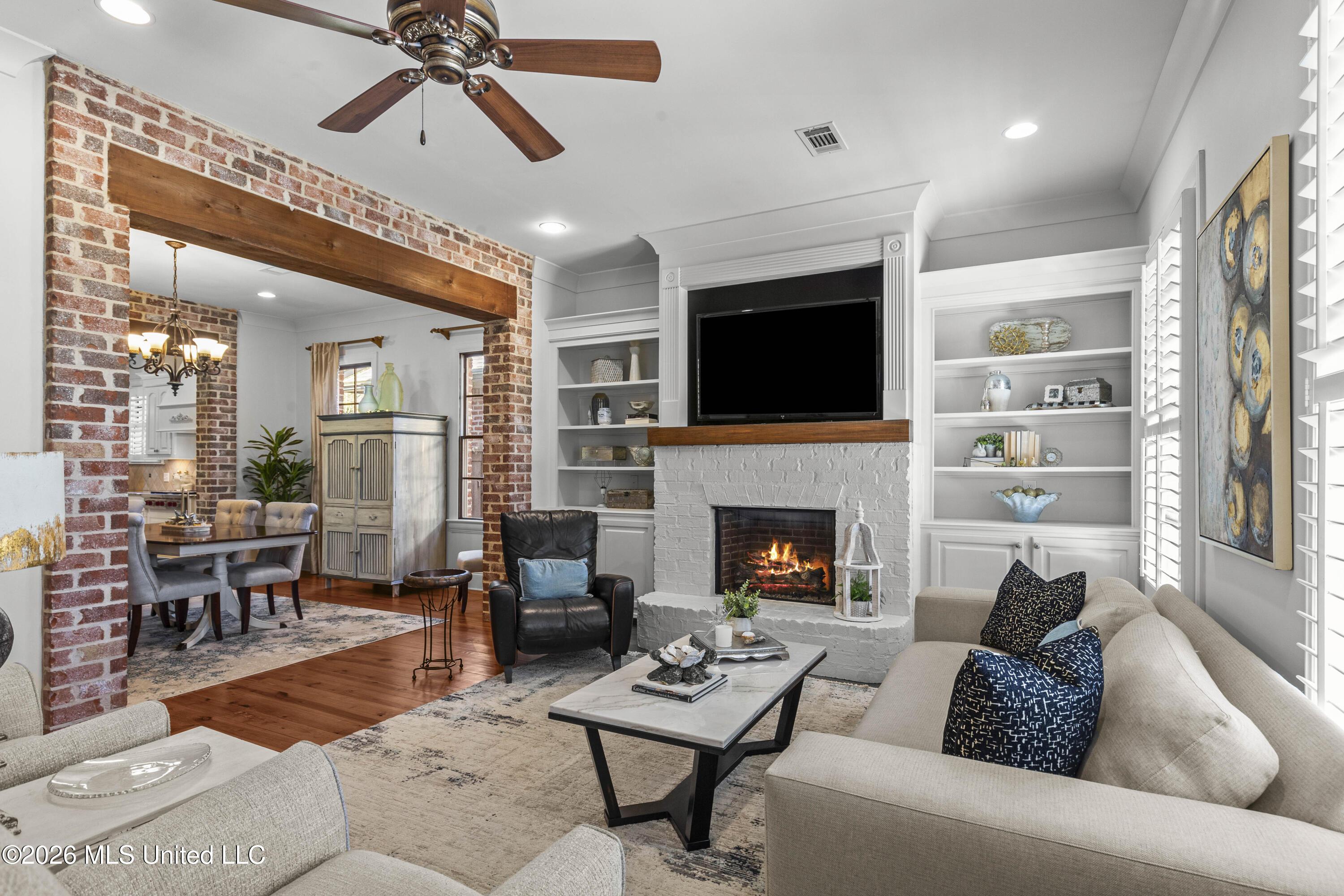 Image 4: 124 Lake Village-12