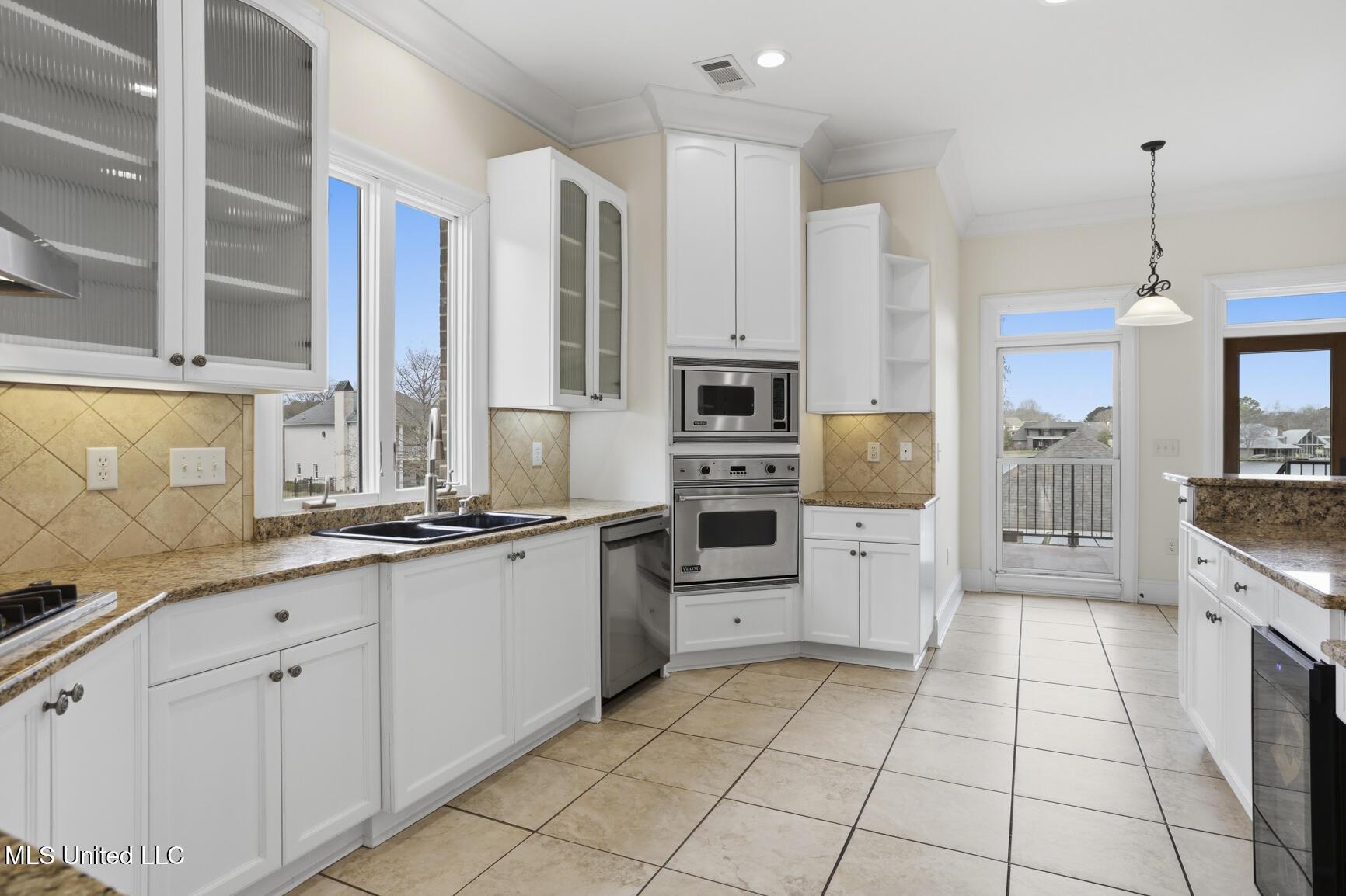 Image 2: 107 Belle Pointe-6