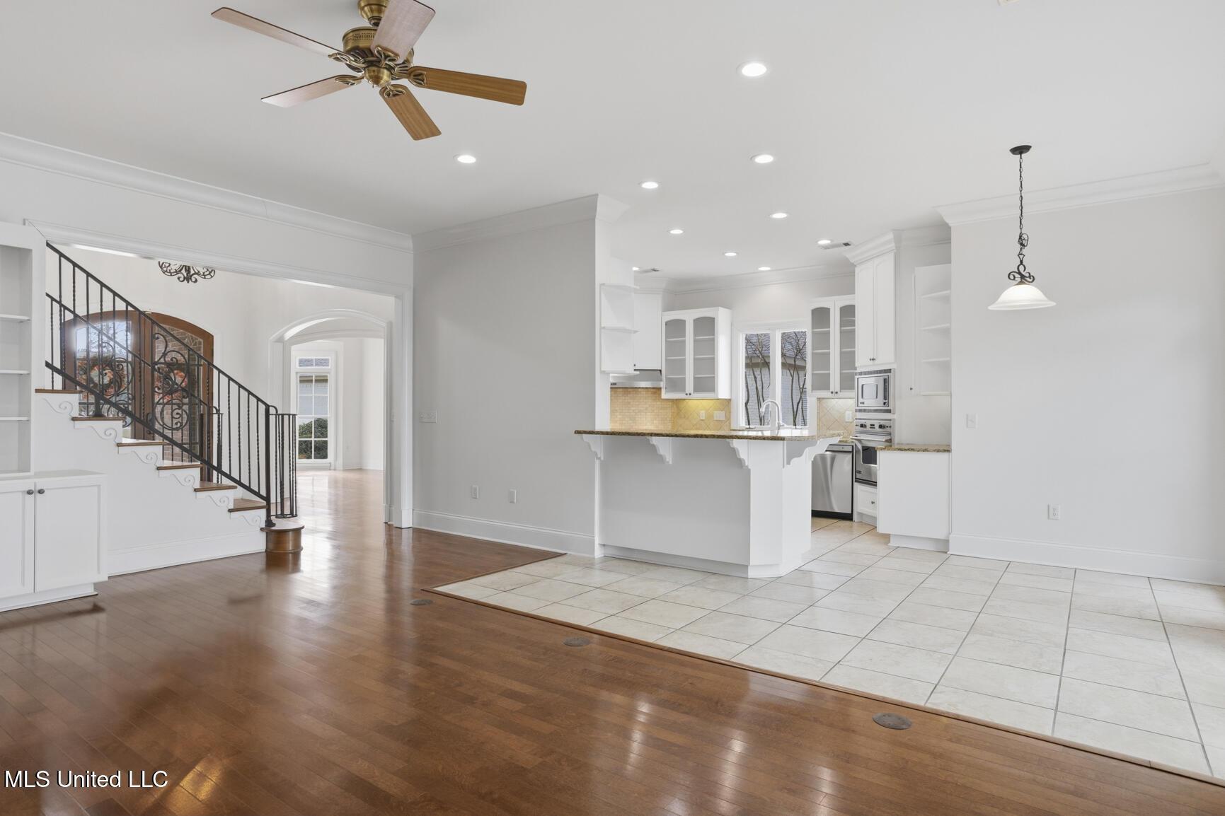 Image 3: 107 Belle Pointe-14