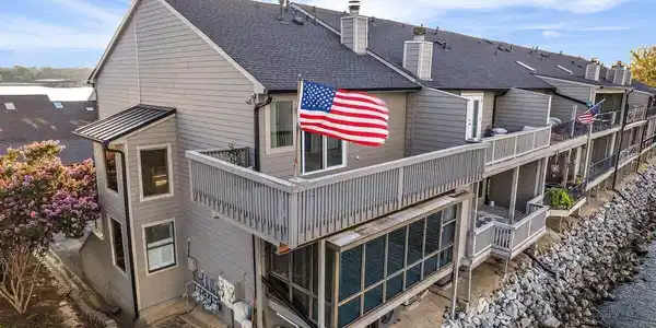 40 Breakers Lane