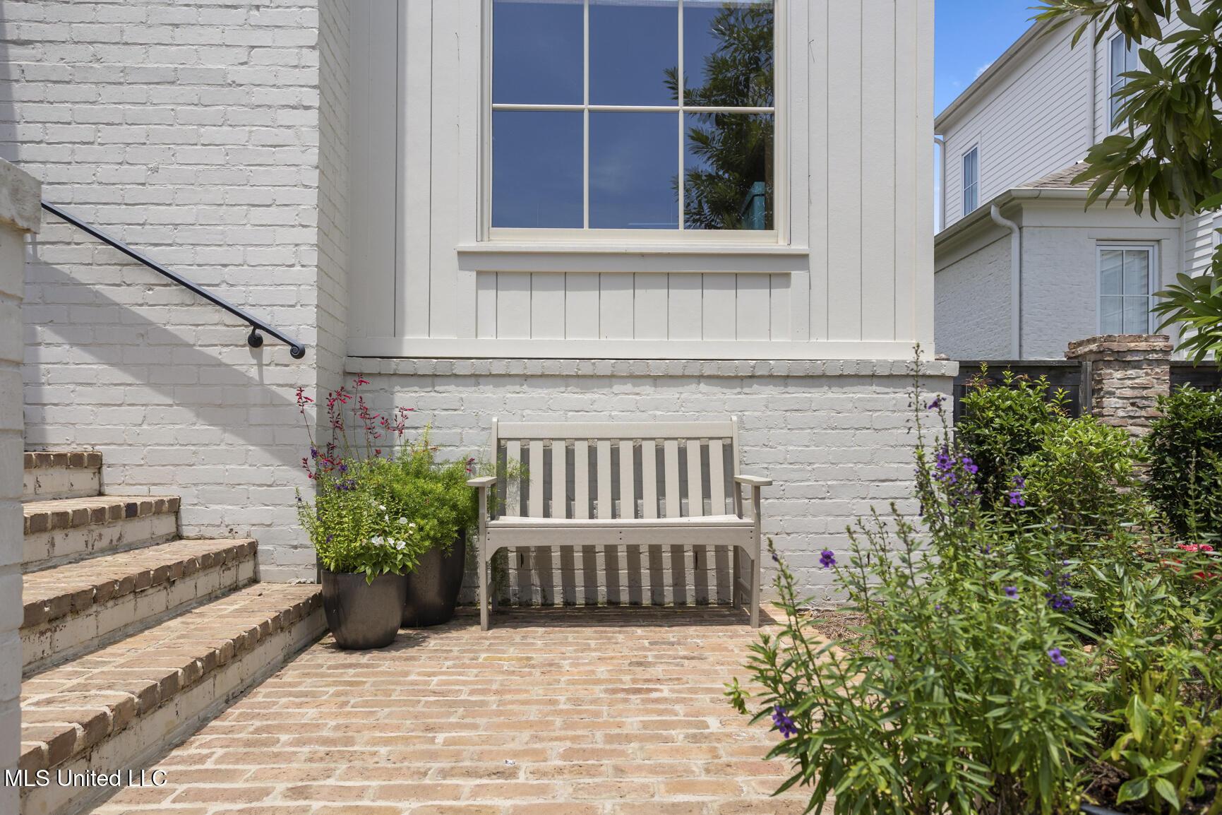 Image 4: 160 N Natchez-4