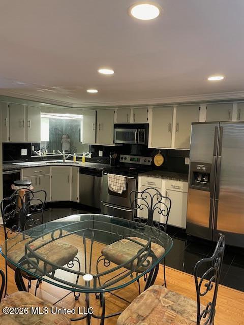 Image 4: Kitchen