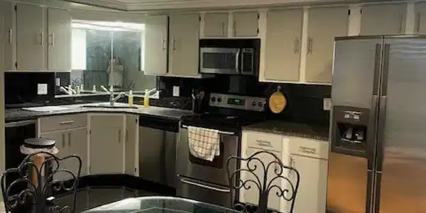 Image 4: Kitchen