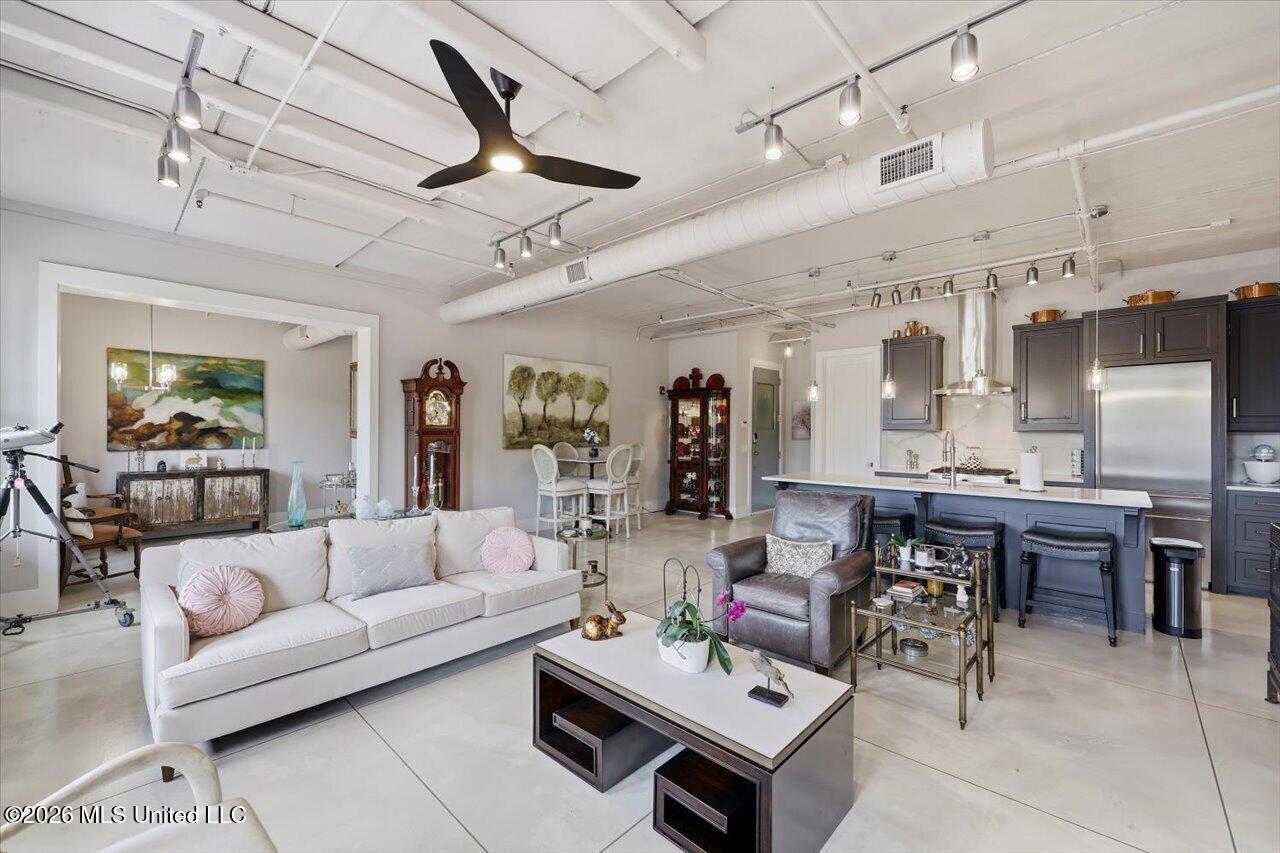 Image 4: 04-145 Republic St unit 321 _ Home Tours