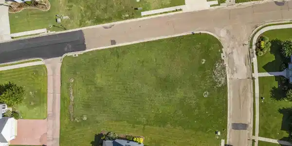 Image 2: Large Corner Lot
