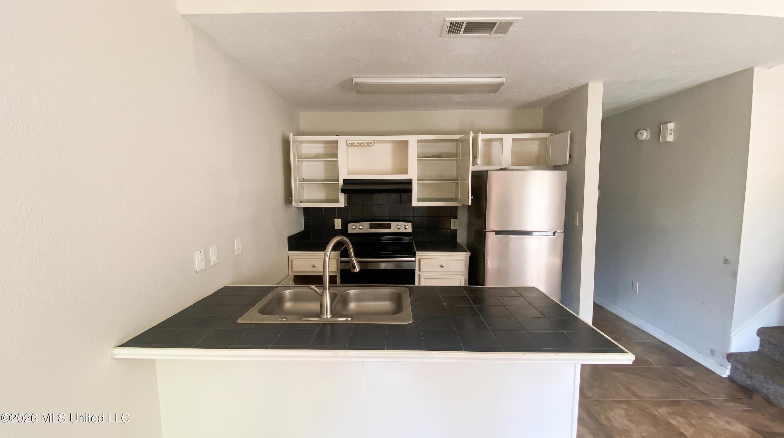 Image 2: 2 (Kitchen)