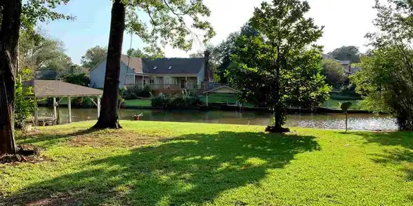 109 EAST LAKE DR