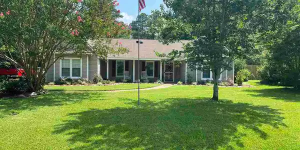 204 EAST LAKE DR