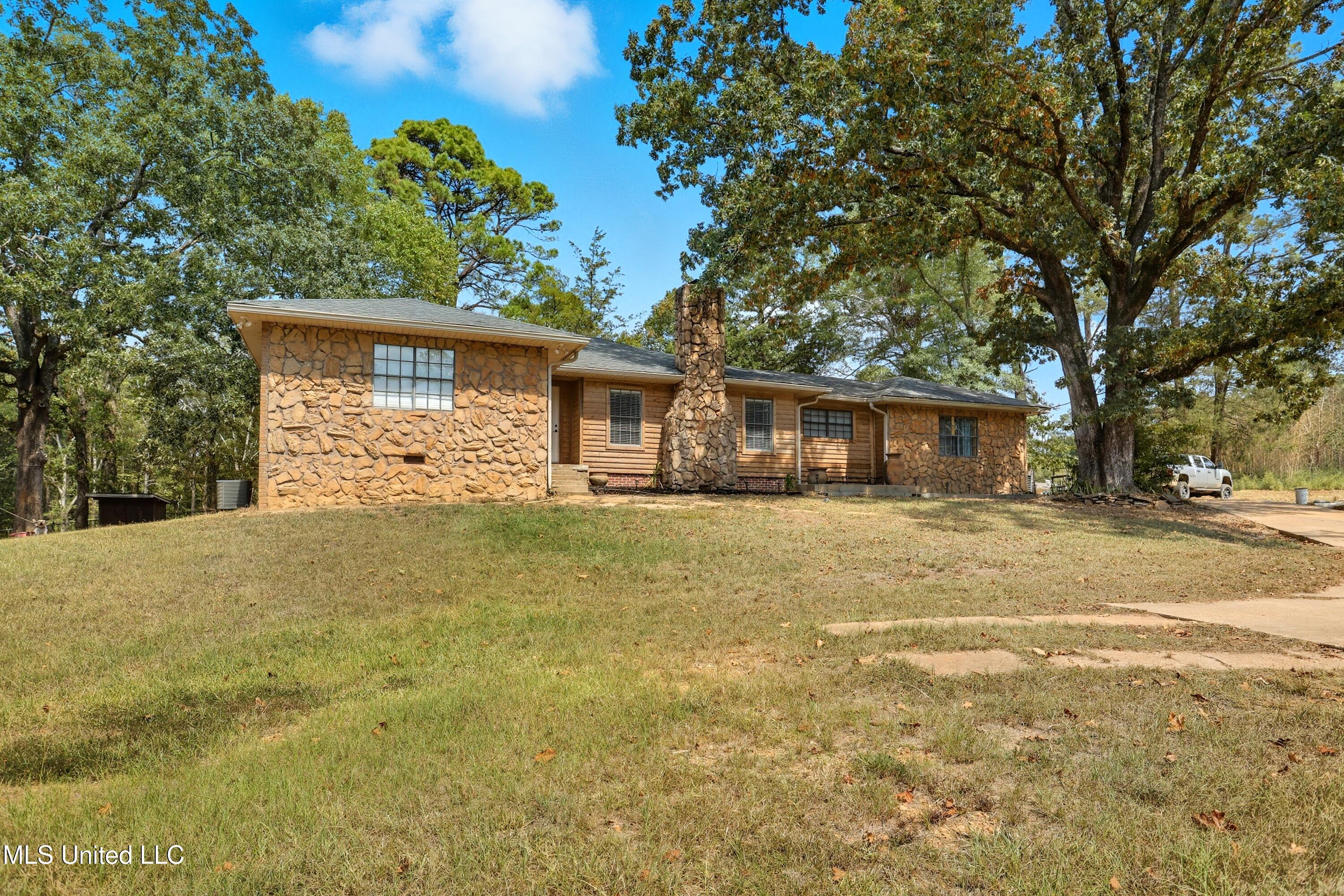 Image 2: 108 Wynndale Lake Road