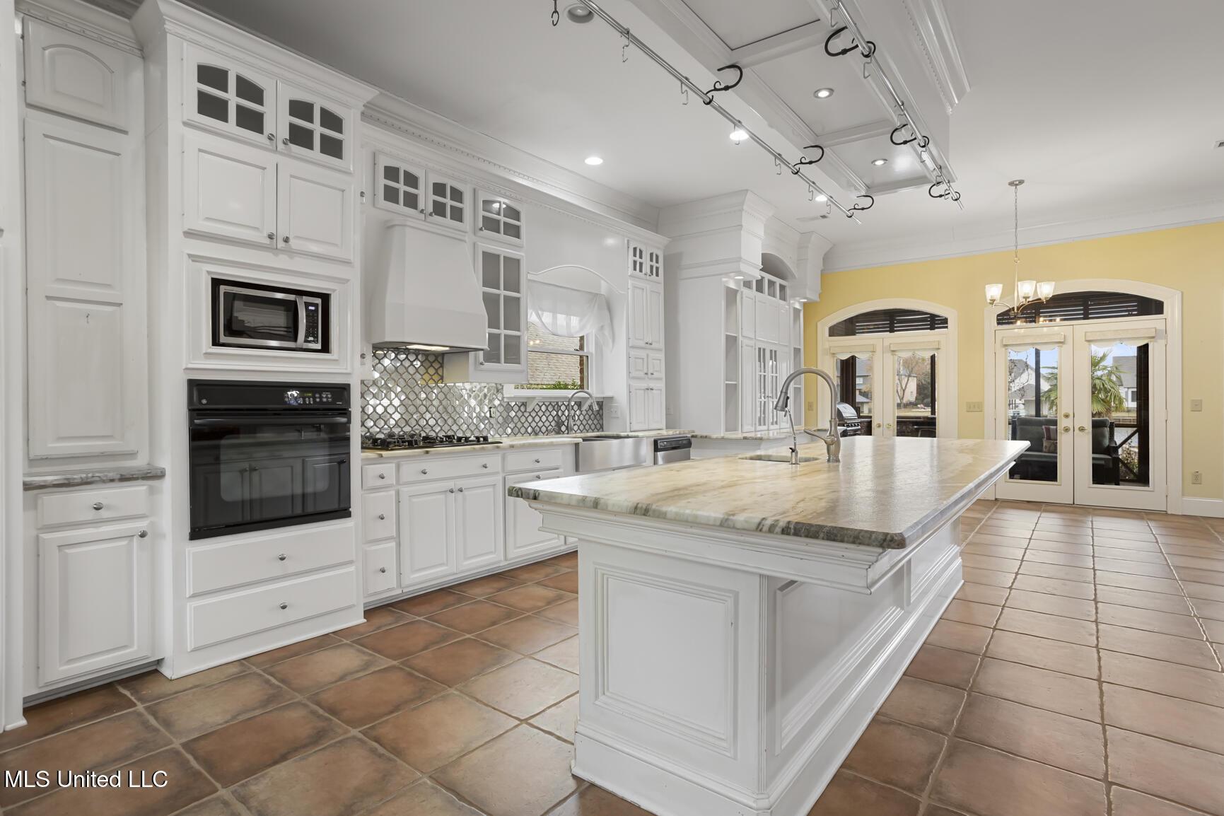 Image 3: 148 Belle Point-11