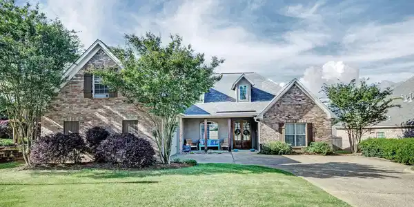 553 Eastside Cove