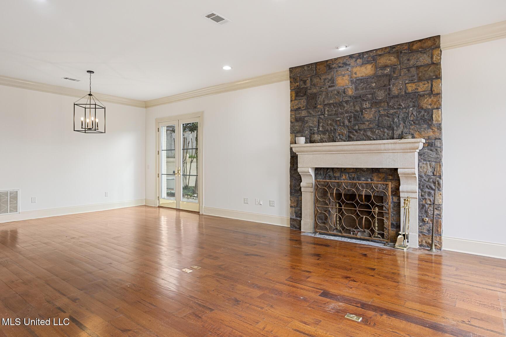 Image 4: 124 Dumaine Pl-3