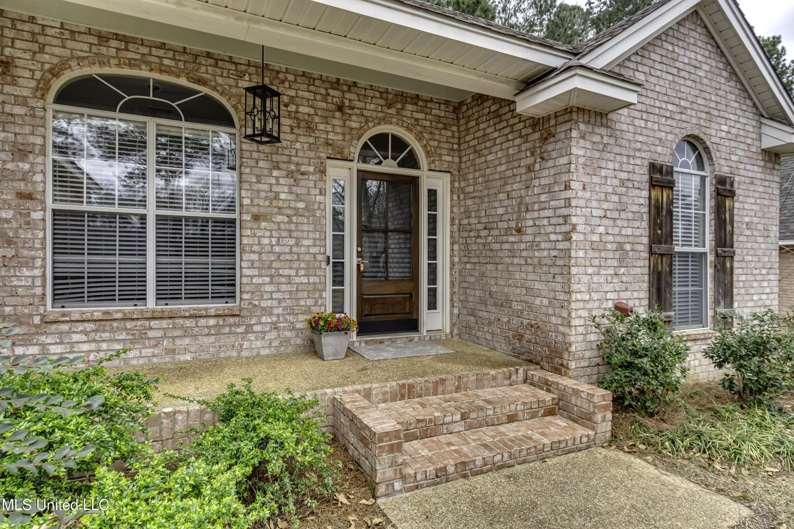 Image 1: 609 Hampshire Dr--9