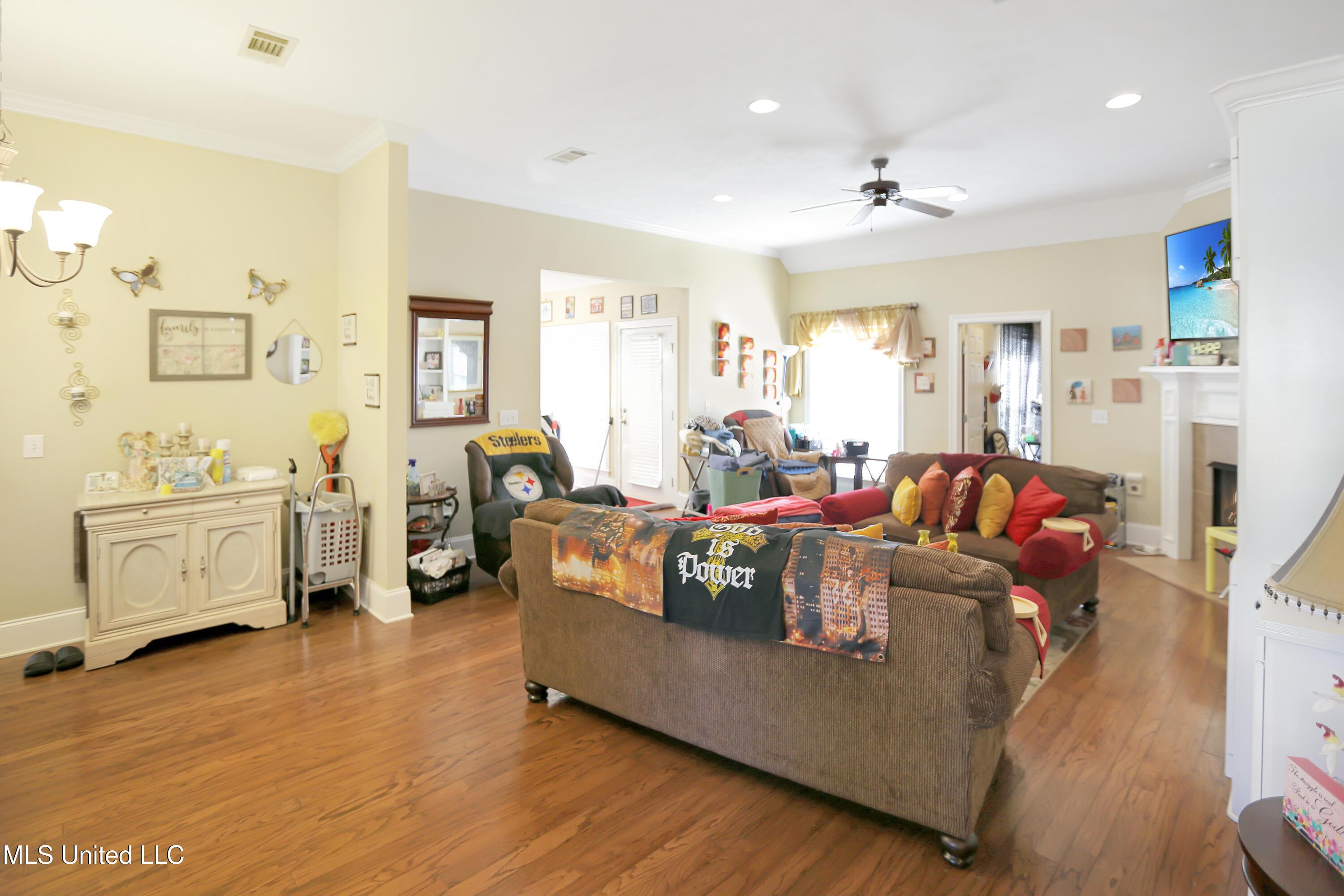 Image 3: 131 Devlin Springs Dr - 7