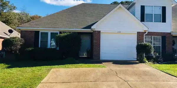 218 WOODLAKE DR