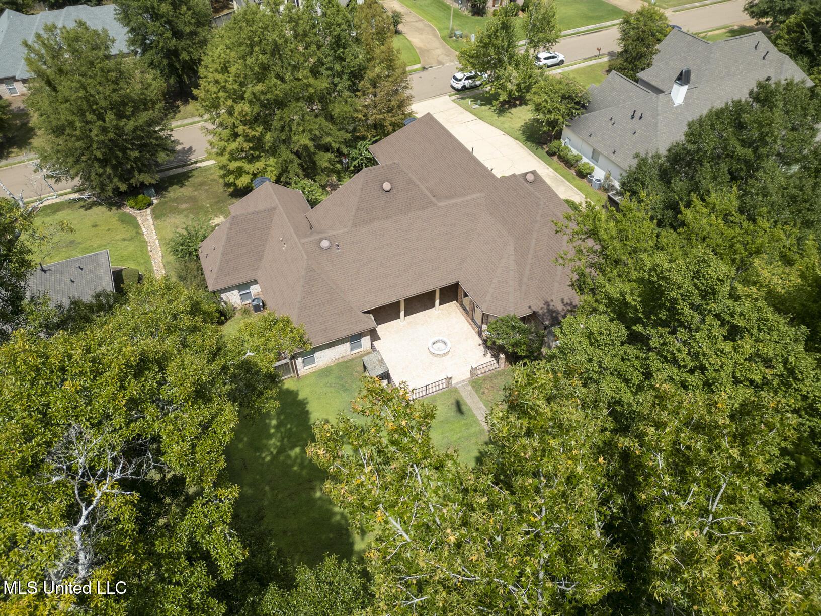Image 4: 814 Beaumont drone-3