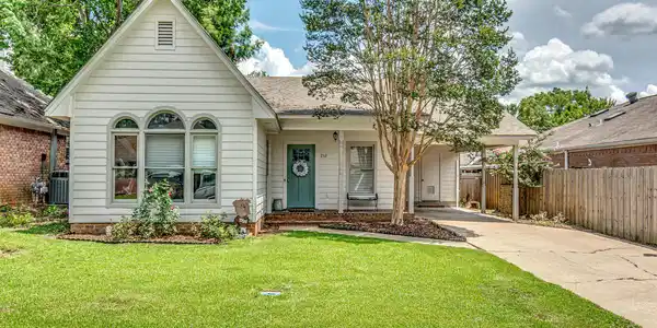 212 Brenhaven Blvd