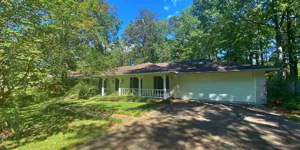 312 SWALLOW DR