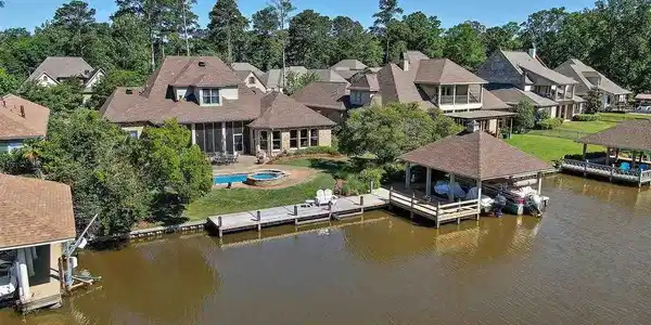 142 PENINSULA DR