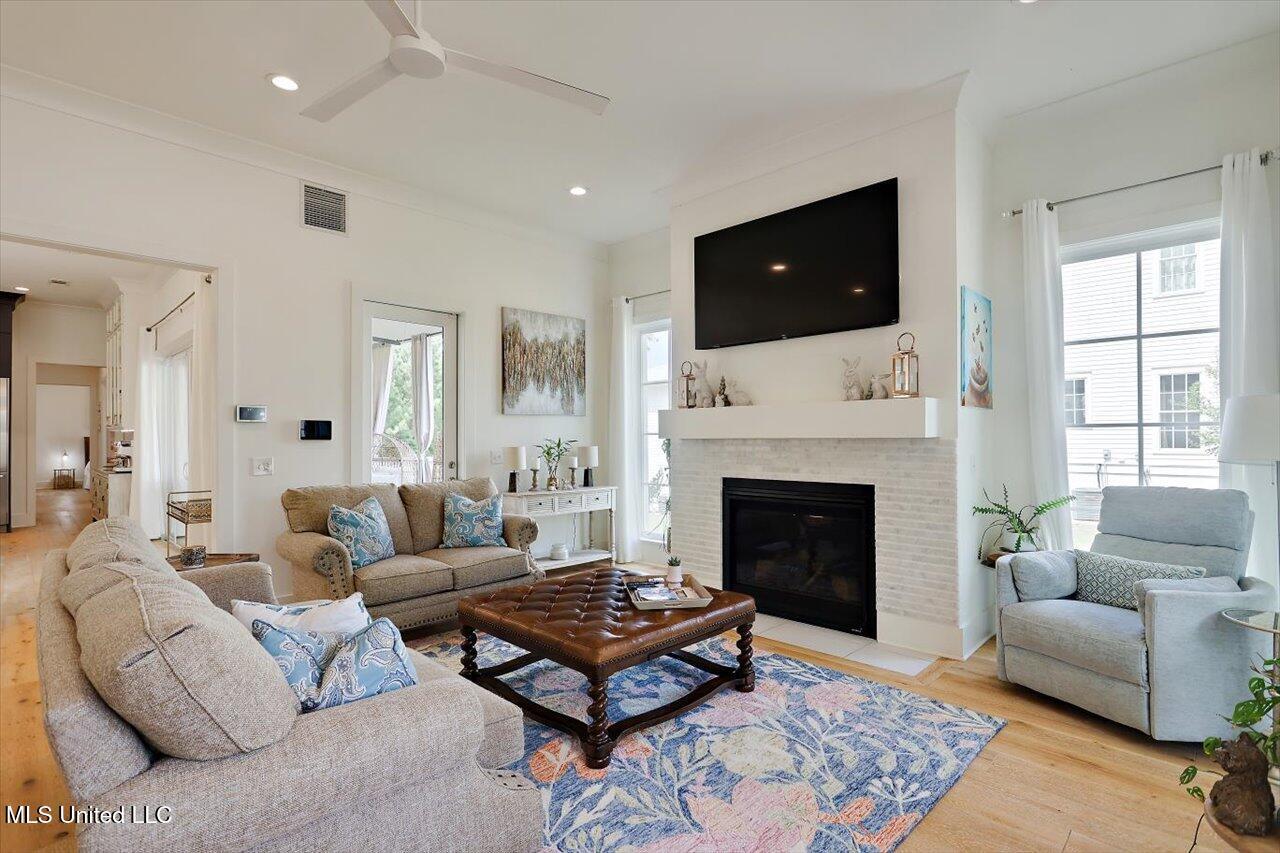 Image 4: 204 N Natchez Dr