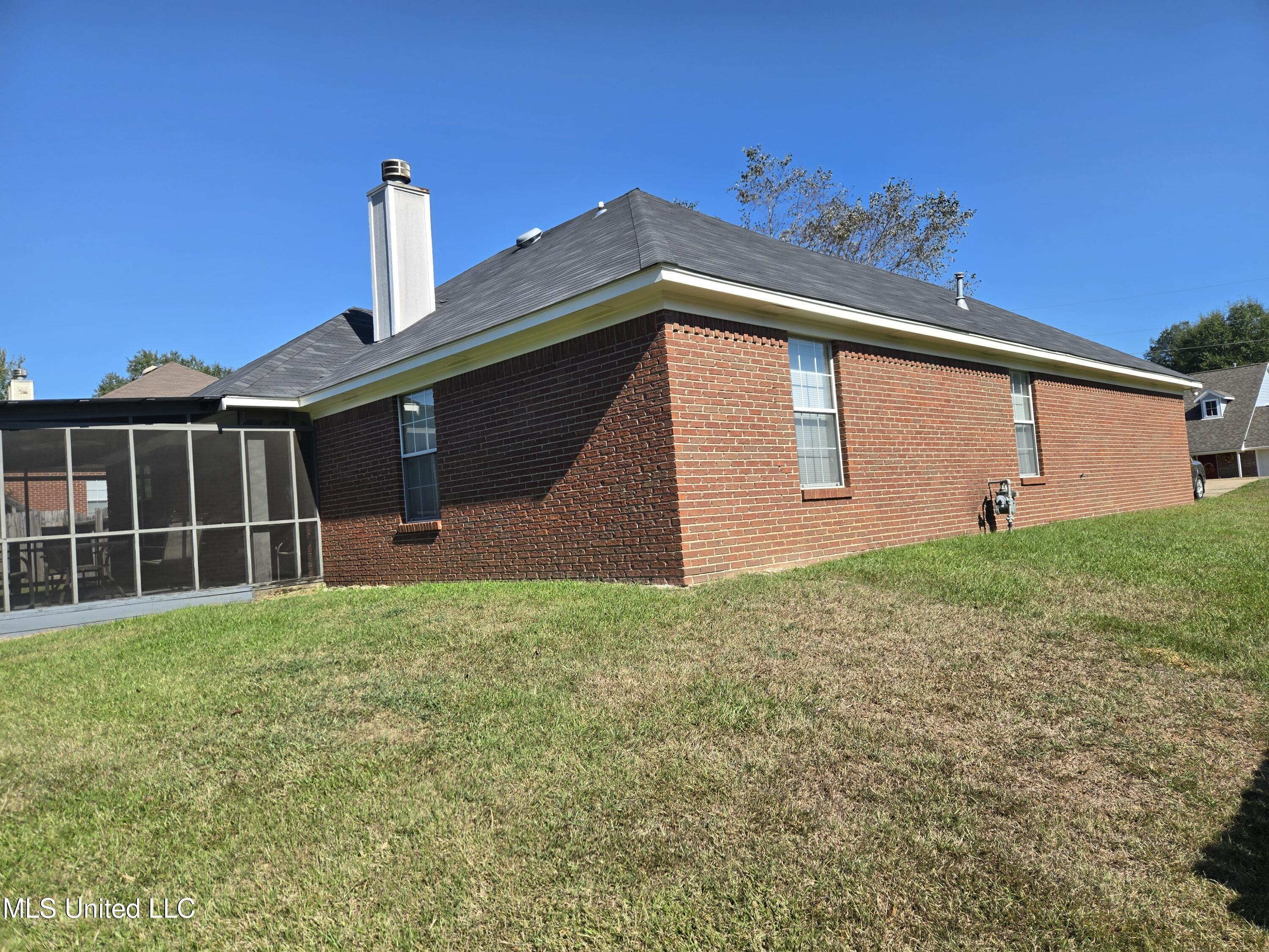 Image 4: Rear Exterior