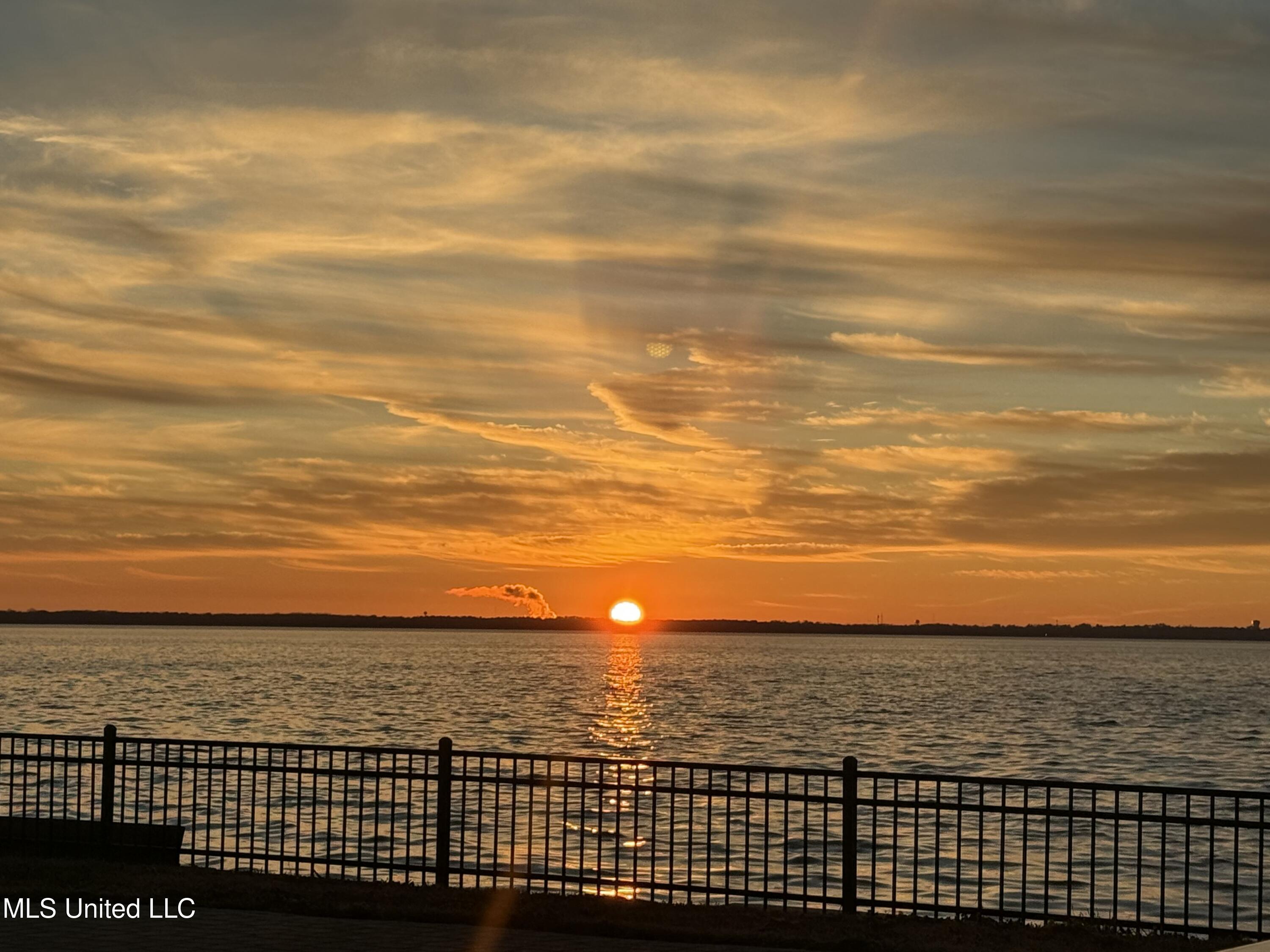 Image 2: grandviewhollissunsetfence