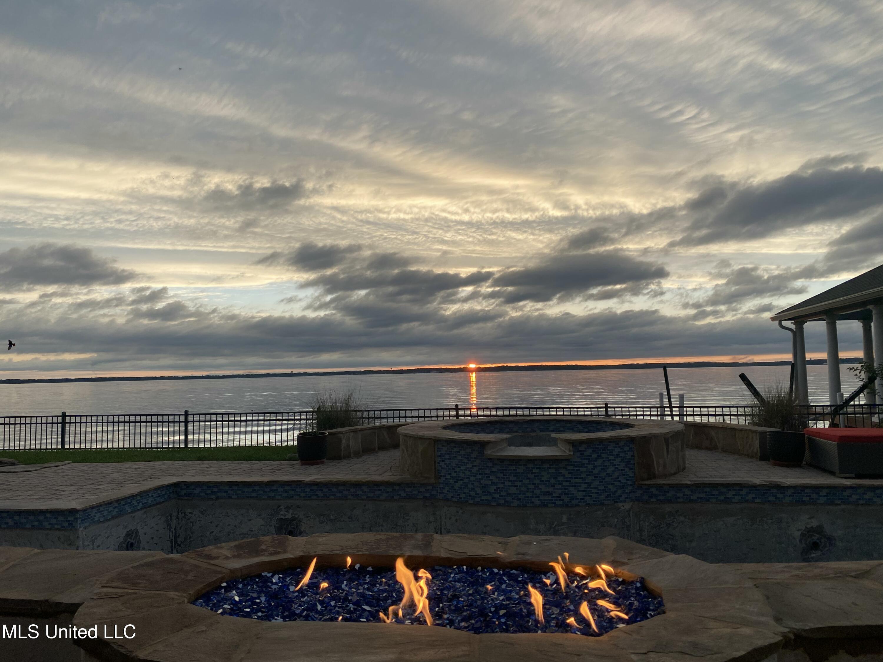 Image 3: grandviewhollisfirepitsundown