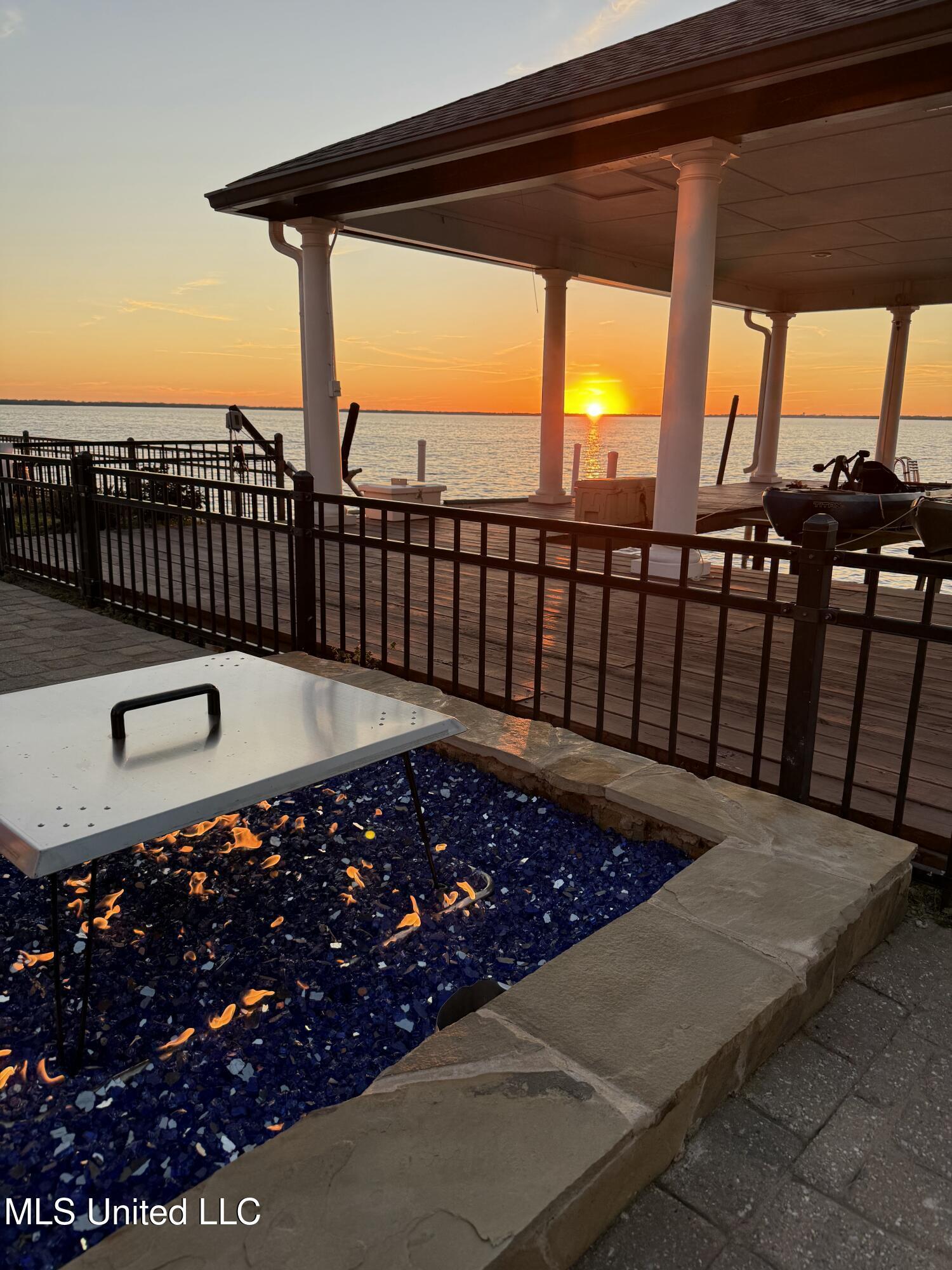 Image 4: grandviewhollisfirepitboathouse