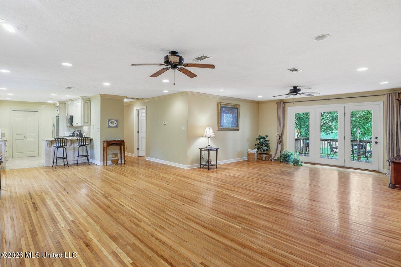 Image 4: 137 Lakeview Dr Hometoursms.com 6