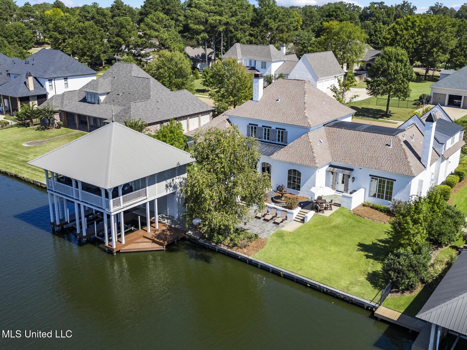 Image 3: Boathouse with Full Living Quarters