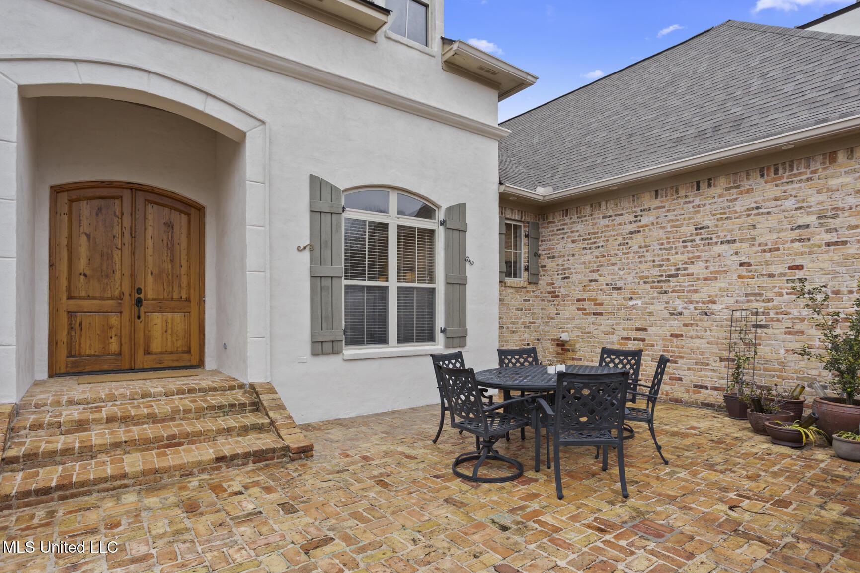 Image 4: 261 Lake Cir-4