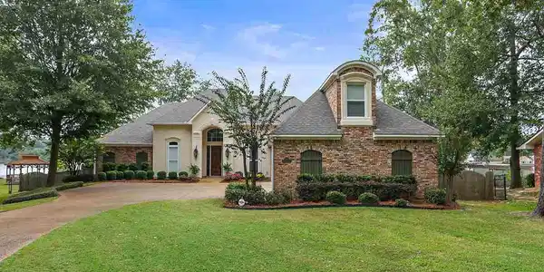 106 PEBBLE LN
