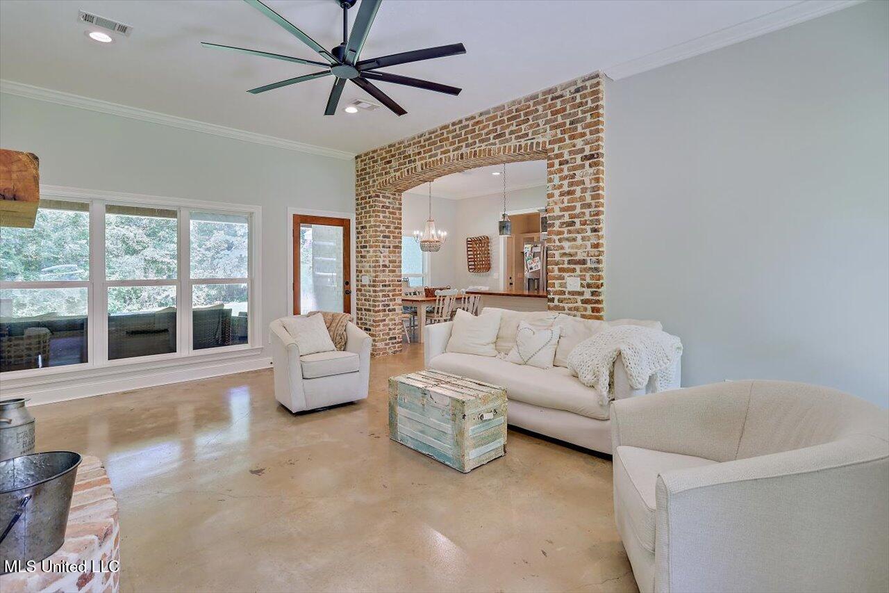 Image 3: 05-104 Pine Hill Cir