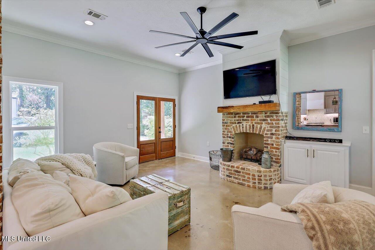 Image 4: 06-104 Pine Hill Cir