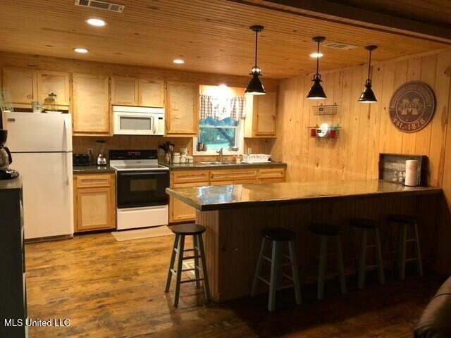 Image 4: Kitchen