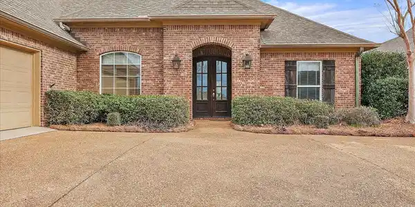 550 Eastside Cove