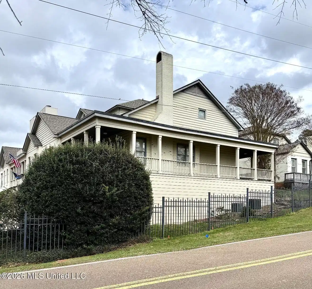Image 1: 107 Lakepointe front
