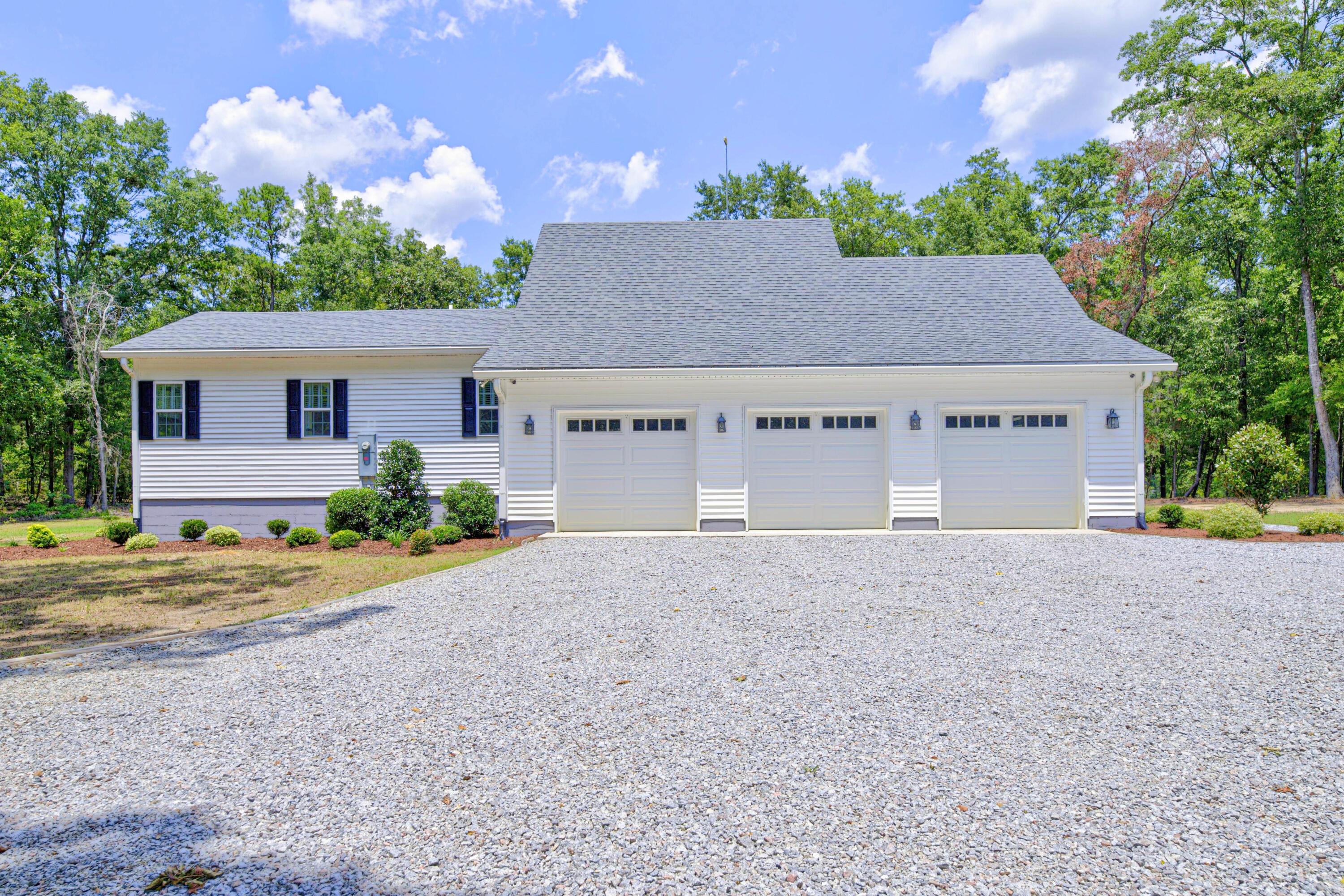 Image 2: Three Car Garage