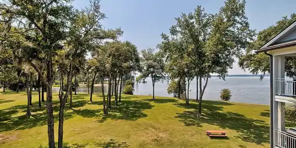 1200 Bridgeview Lane