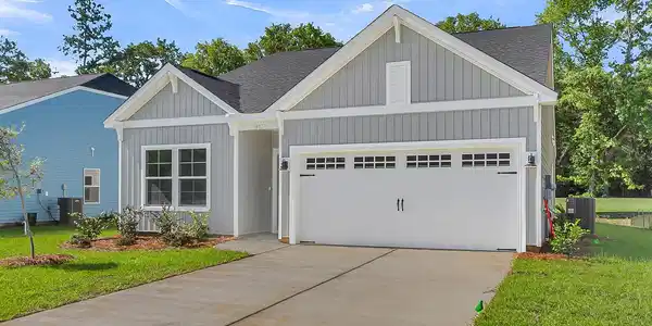 Image 2: Garage