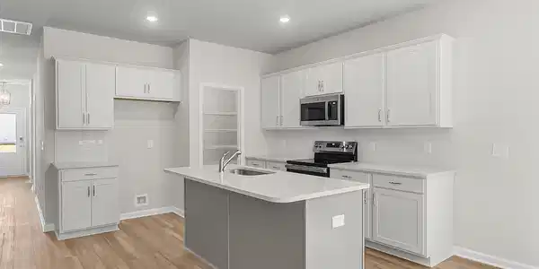 Image 4: Kitchen
