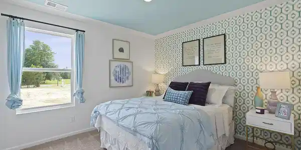 Image 2: bedroom