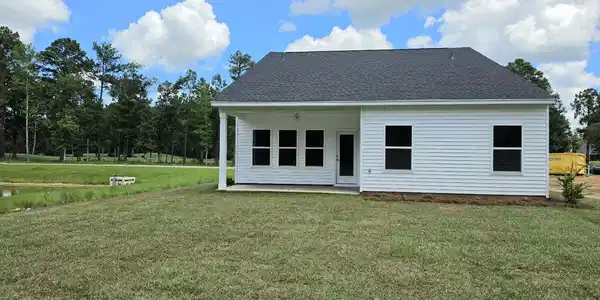 Image 4: LARGE rear yard